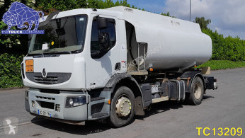 Kamion Renault Premium cisterna havarovaný