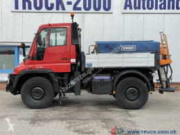Maquinaria vial Unimog U300 U300 Winterdienst Salzstreuer Wechsellenkung camión quitanieves con salero usado