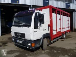 Camión remolque ganadero para ganado bovino MAN L2000