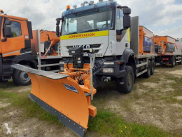 Iveco Trakker 380T41 camion spargisale-spazzaneve usato