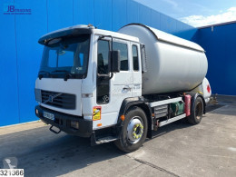 Kamion cisterna chemikálie Volvo FL 220