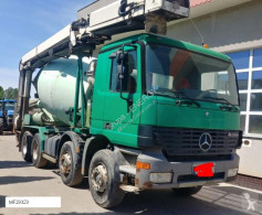 Camión cisterna Mercedes