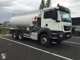 camion cisternă hidrocarburi MAN