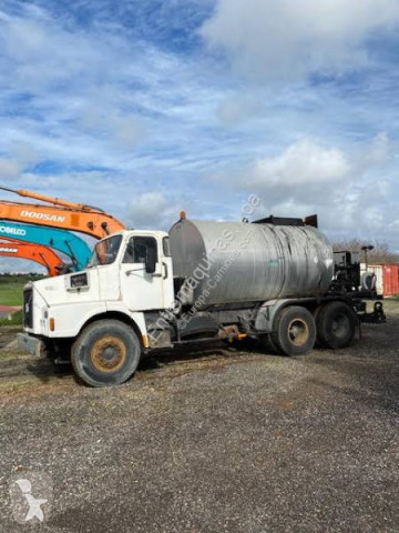 Camion citerne à goudron Volvo