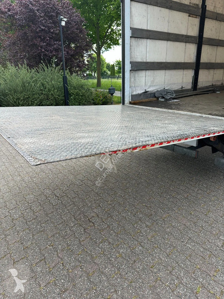 Vrachtwagen Mercedes 1218 bakwagen met laadklep...