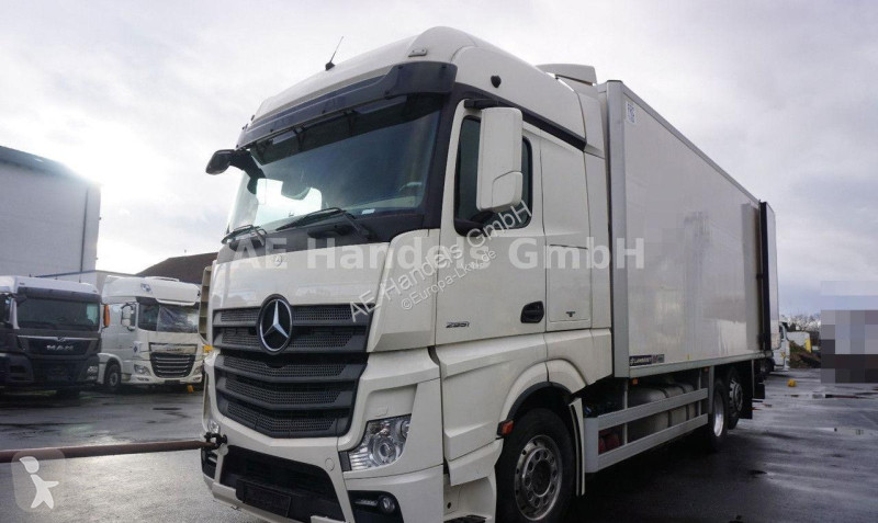 Vrachtwagen Mercedes 2551