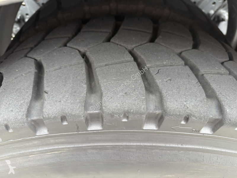 Kamion Mercedes 3251 8X4 Haken mit Kran HMF...
