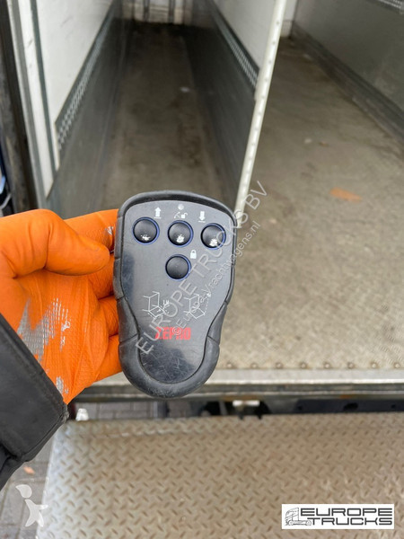 Kamion Volvo 250 Steel/Air - Automatic - Lift -...