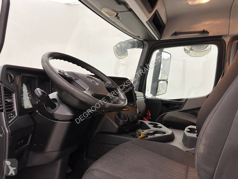 Vrachtwagen Mercedes 1827