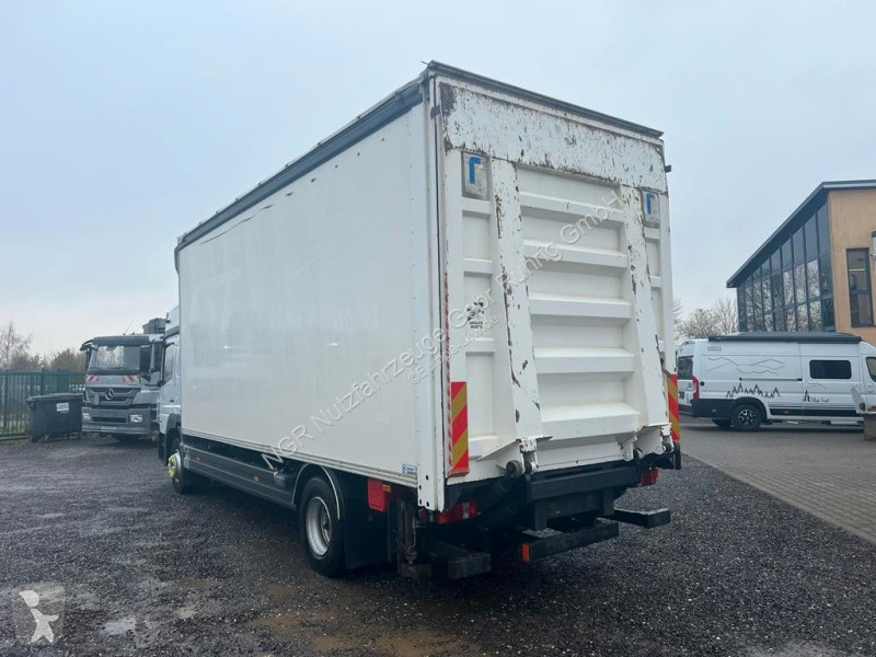 Camion Mercedes 4X2 Koffer Plane 6 to. Hebebühne