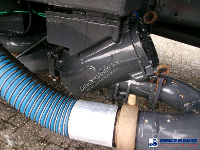 شاحنة Volvo 240 4x2 RHD fuel tank 13 m3 / 4 comp