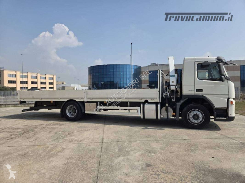 شاحنة Volvo con gru