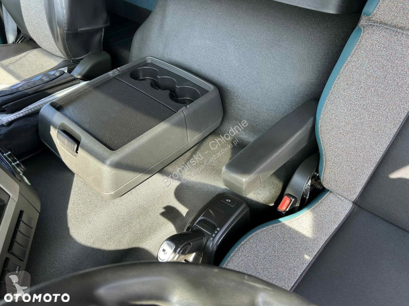 شاحنة Volvo VOLVO  450 CHŁODNIA SCHMITZ CARRIER...