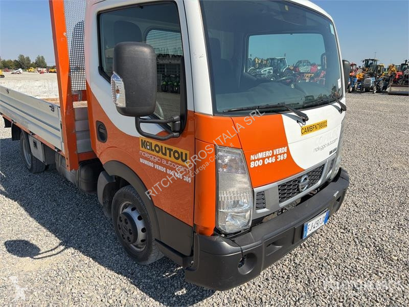 Furgoneta Nissan Flatbed Truck