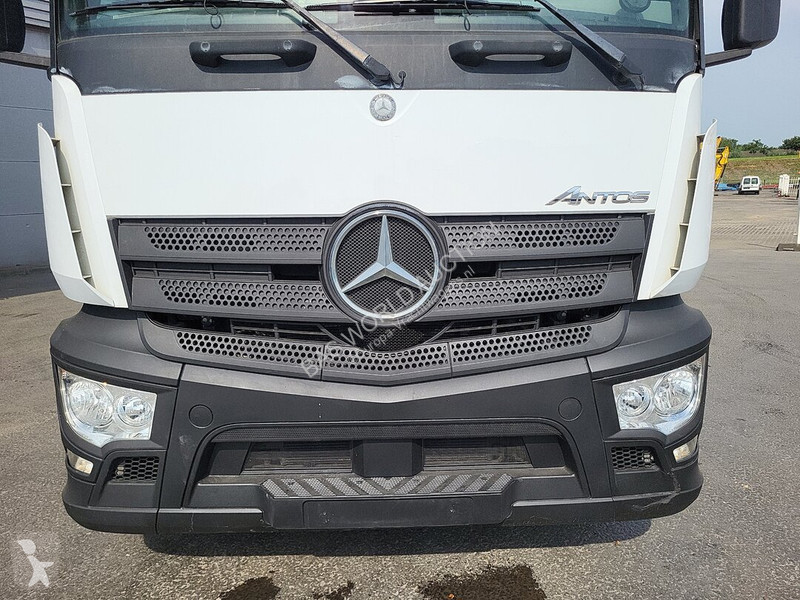 Teherautó Mercedes 2543