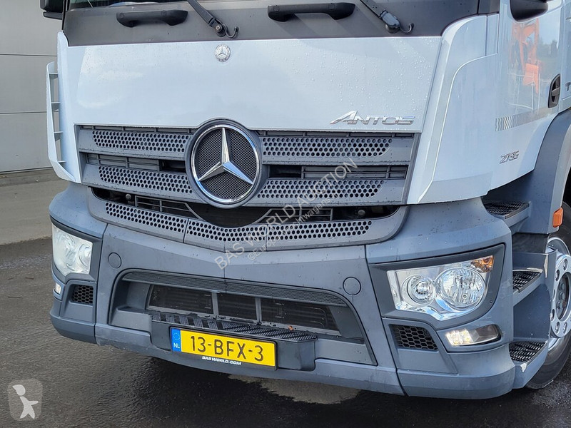 Teherautó Mercedes 2735