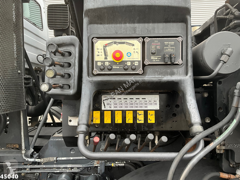 Camion Mercedes 4141 8x4 manual Hiab 32...