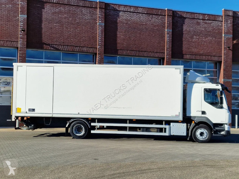 Kamion Volvo FL 250 4x2 Box truck, loading...