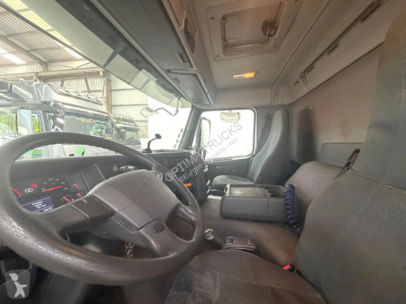 Kamion Volvo 330 / Essieu relevable et...