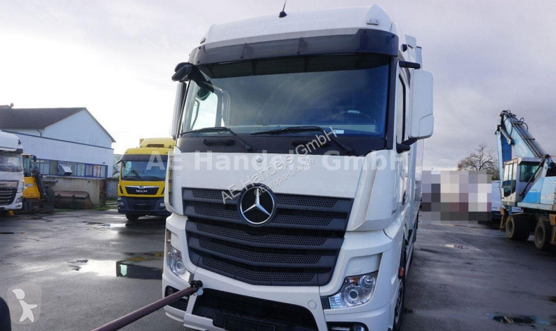 Vrachtwagen Mercedes 2551