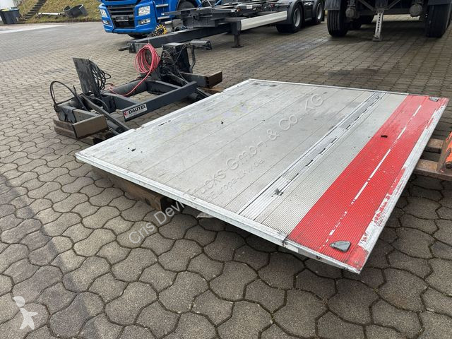 Kamion Iveco  Koffer 8,80 m + Ladebordwand 1,5t