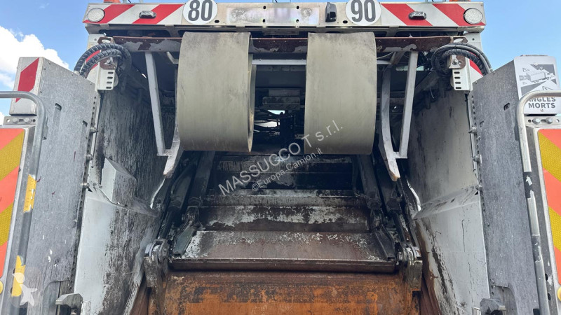شاحنة Iveco 330 6X2