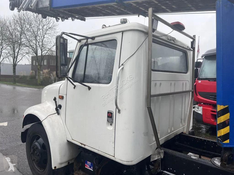 شاحنة International 4600 4x2 210HP + TEUPEN hyLIFT