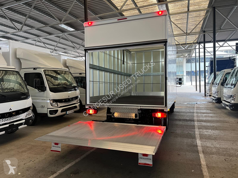 شاحنة Fuso 3.6 Ton 3C15 Paquetero con trampilla
