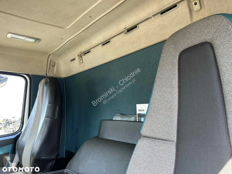 شاحنة Volvo VOLVO  450 CHŁODNIA SCHMITZ CARRIER...