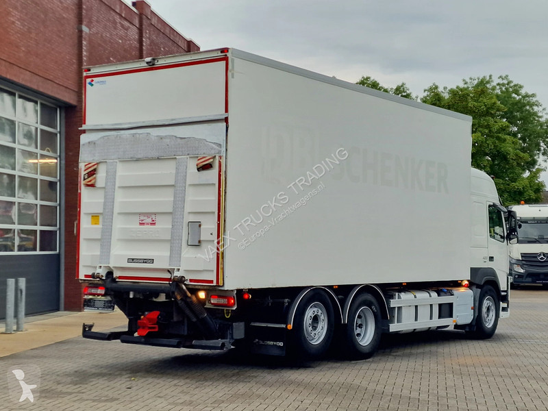 Kamion Volvo 420 Globetrotter 6x2 - Box with...