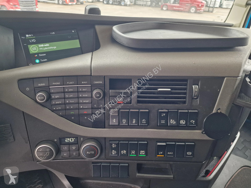 Camión Volvo 13540 6x2*4 - Platform with...