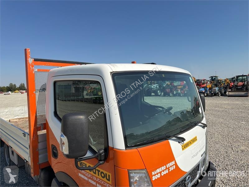 Furgoneta Nissan Flatbed Truck