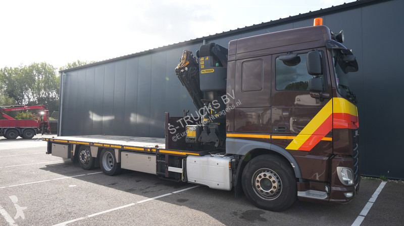 Vrachtwagen DAF 6x2 flatbed truck with...