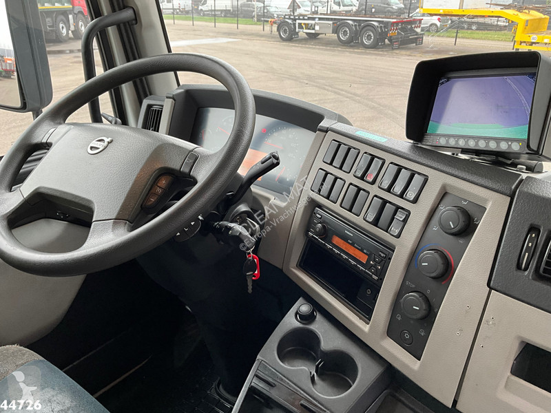 Camion Volvo FL 250 Euro 6 met Dhollandia laadklep