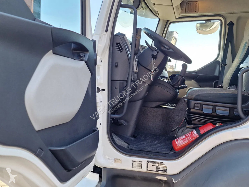 Kamion Volvo FL 250 4x2 Box truck, loading...