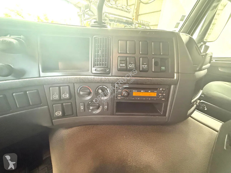 Kamion Volvo 330 / Essieu relevable et...