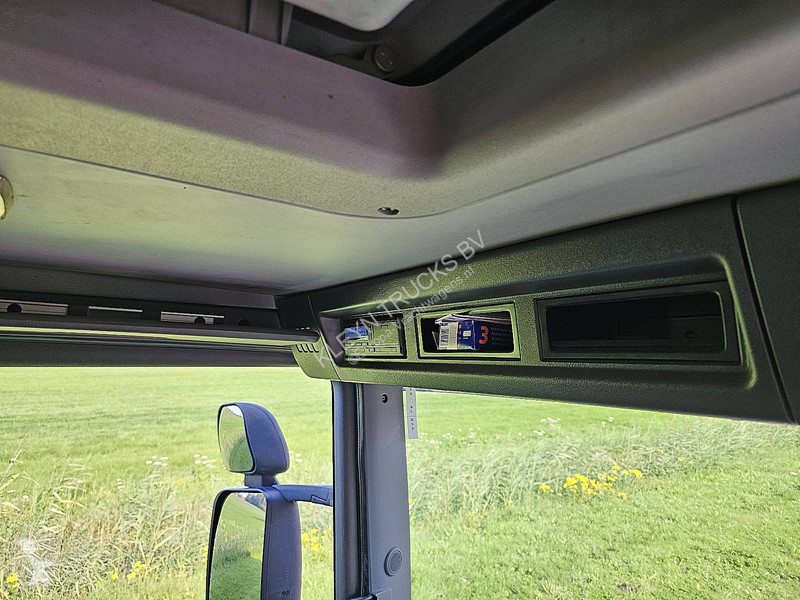 Camion Scania 360 2500 kg lift