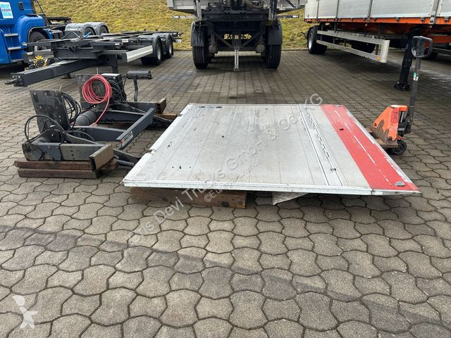 Kamion Iveco  Koffer 8,80 m + Ladebordwand 1,5t