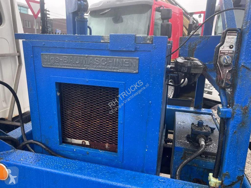 شاحنة International 4600 4x2 210HP + TEUPEN hyLIFT