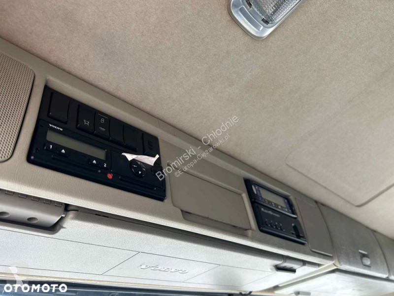شاحنة Volvo VOLVO  450 CHŁODNIA SCHMITZ CARRIER...