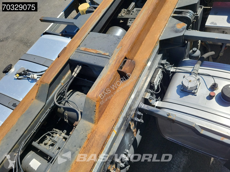 شاحنة Mercedes 2533 6X2 LOW Mileage! Lifting...