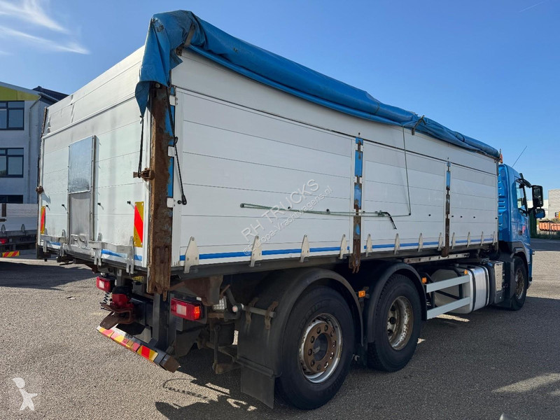 شاحنة Volvo 330 6X2 EURO 5  KIPPER + FASSI...