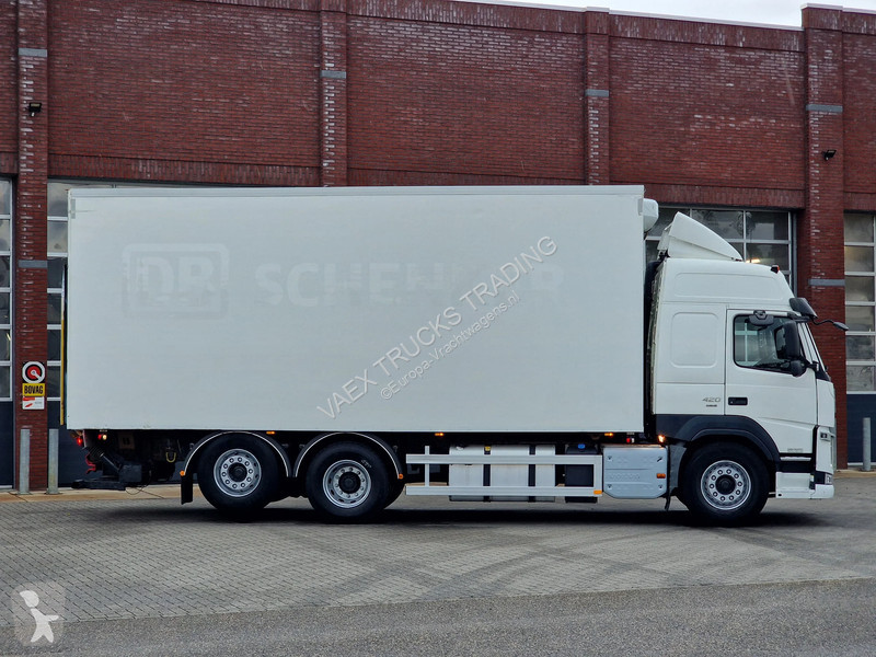 Kamion Volvo 420 Globetrotter 6x2 - Box with...