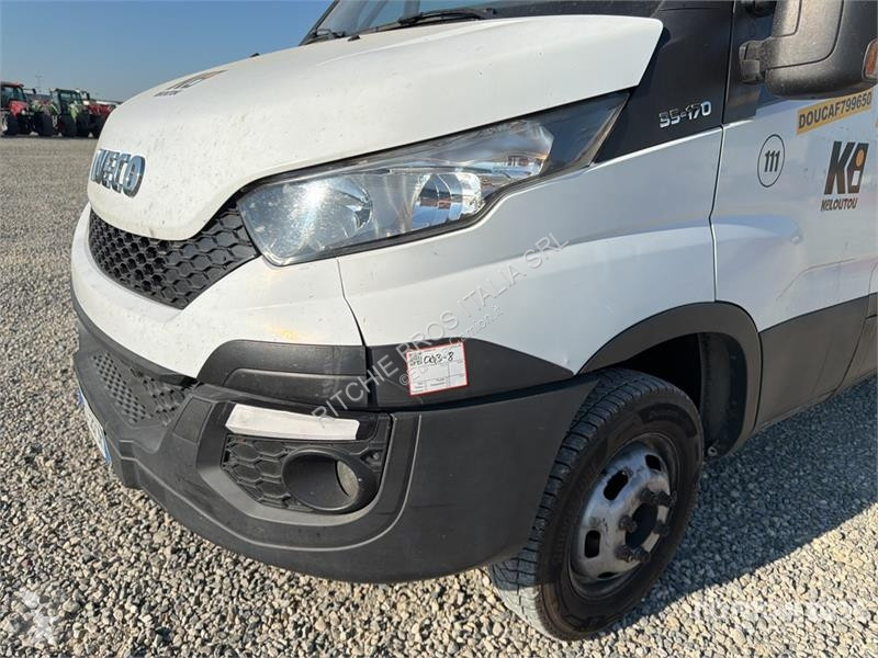 Furgoneta Iveco 35C17 Crew Cab Flatbed Truck