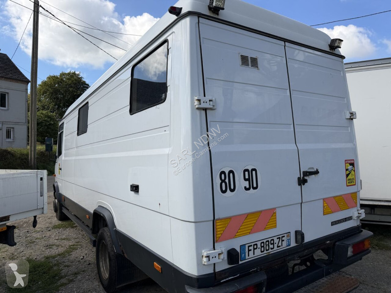 Teherautó Mercedes 614