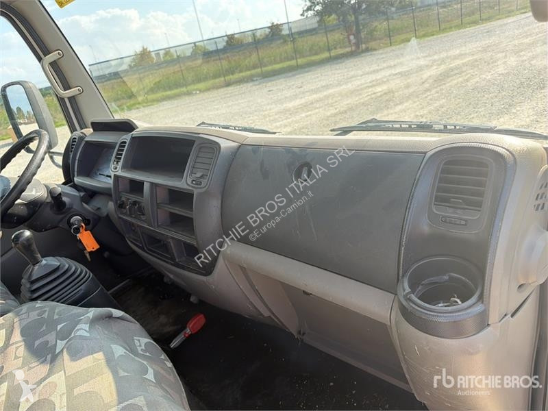 Camion Nissan PNT205 20 m on Nissan NT400...
