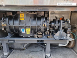 Просмотреть фотографии Грузовик Scania Larsen 4 VAC Vacuum suction-blower charger Saugbagger