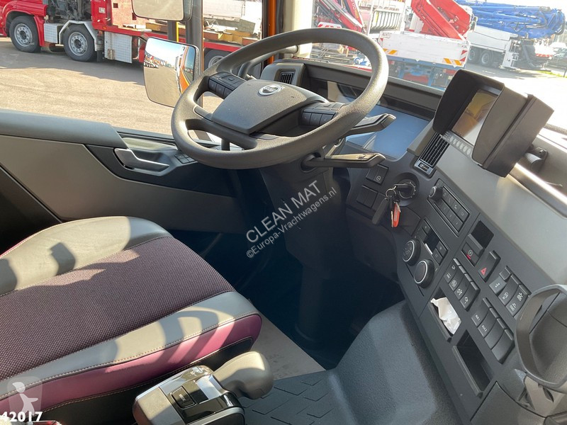 Camion Volvo 420 8x2 HMF 28 Tonmeter laadkraan