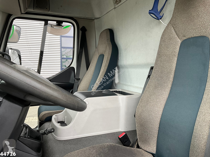 Camion Volvo FL 250 Euro 6 met Dhollandia laadklep