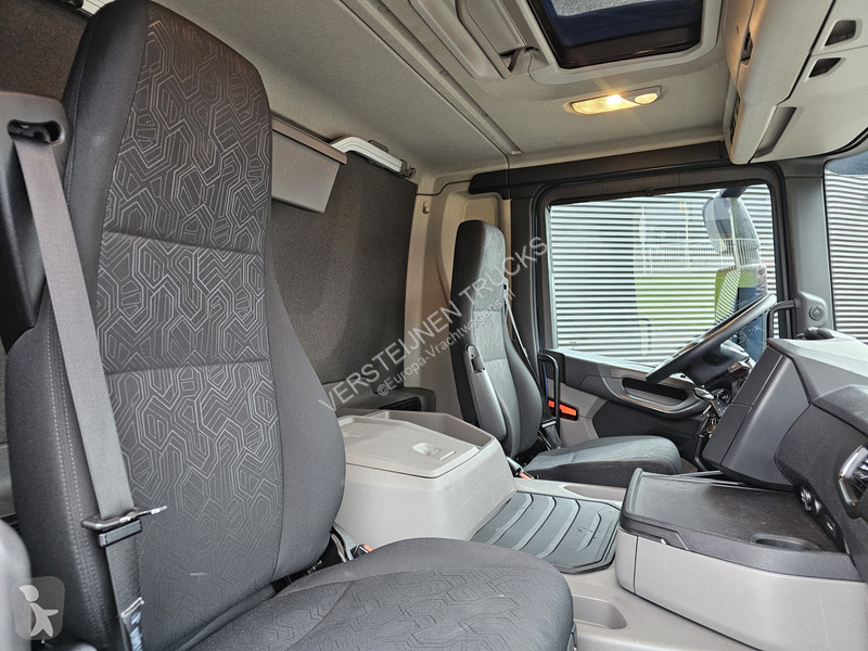 Vrachtwagen Scania P250 4x2 / FRIGO / KUH / BW